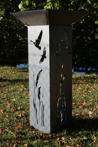 Blumensäule mit floralen Akzenten und Zugvögeln_Geschenksäule mit Pflanzgefäß