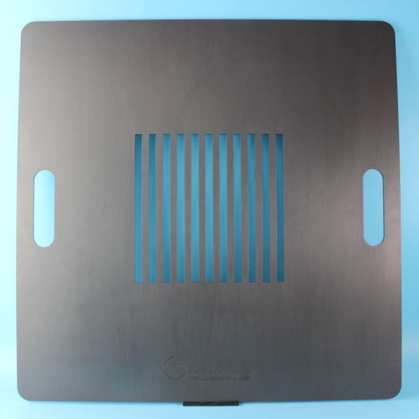 Quadratische Feuerplatte mit Griffen und integriertem Grillrost_Metallbau Nickel Design_Feuerplattengröße 550 x 550 x 4 mm_Stahlblech S235