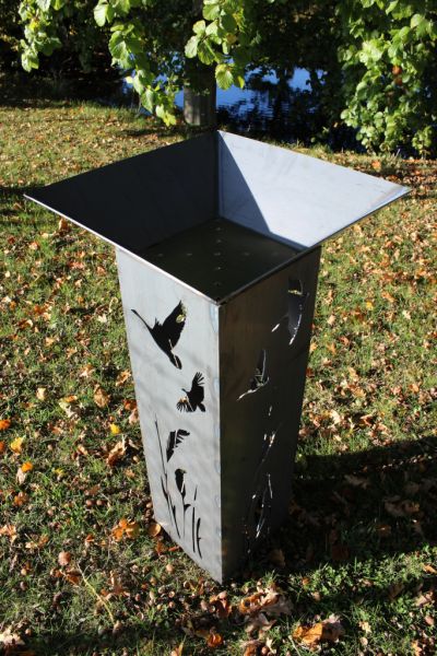 Dekorative Blumensäule aus Cortenstahl mit quadratischem Pflanzgefäß