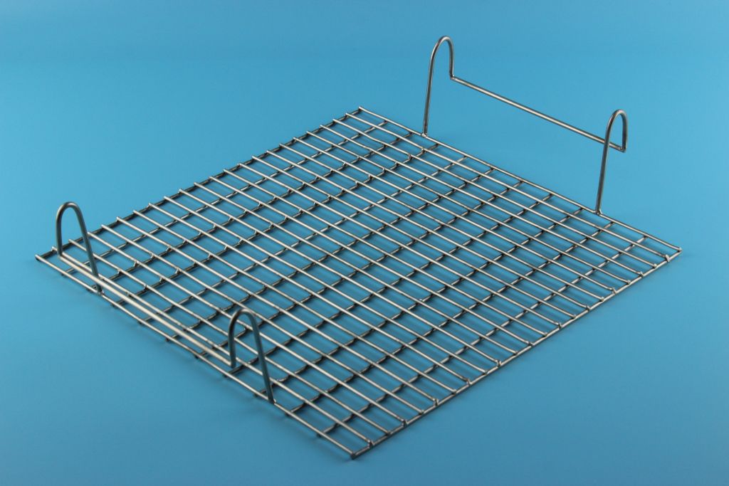 Edelstahl-Grillrost zum Einhängen als optionales Zubehör im Store. Ausgestattet mit diesem Grillrost wird der Feuerkorb multifunktional.