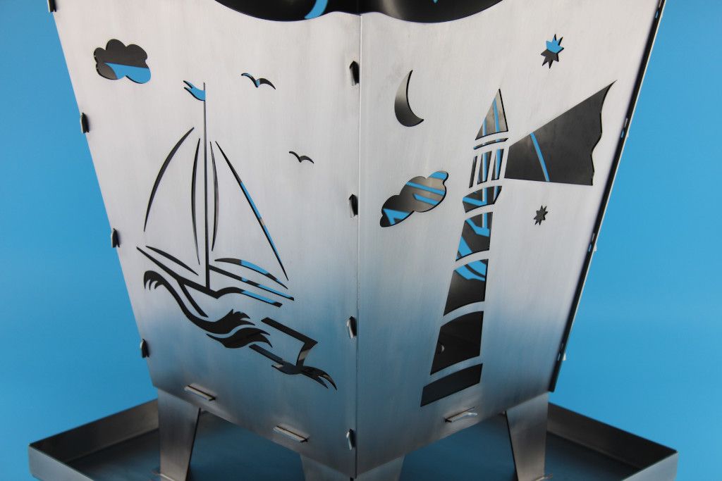 Feuerkorb Ostsee aus 2 mm Stahlblech - Motiv: Leuchturm mit Lichtkegel und Segelboot