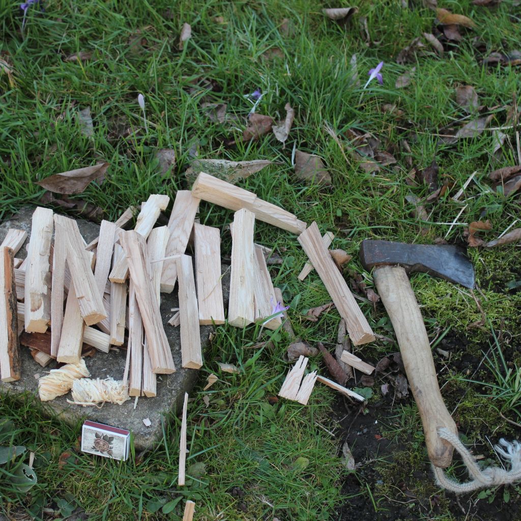 Zerkleinertes Kaminholz für Feuersäulen und Feuerkörbe