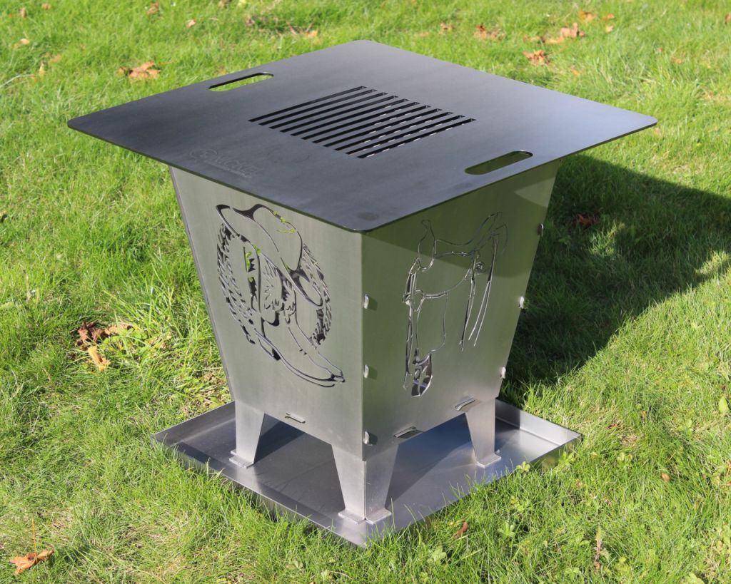 Quadratische Feuerplatte mit integriertem Grillrost_Größe der Feuerplatte: 550 x 550 x 4 mm_Größe des Grillrostes: 210 x 210 mm