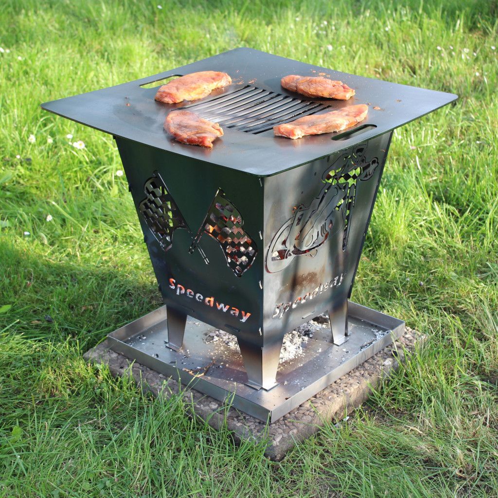 In Sojasoße eingelegte Steaks kommen zuerst auf die Feuerplatte