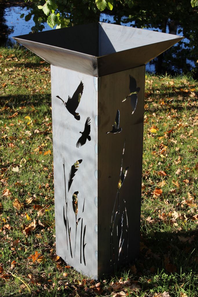 Cortenstahlsäule mit Pflanzgefäß
