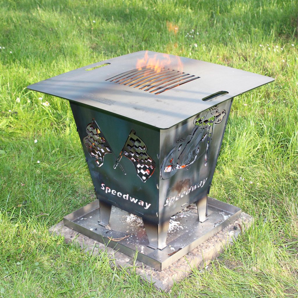 Feuerkorb Speedway mit aufgelegter Feuerplatte zum Grillen_Die Platte wölbt sich unter der Hitze und behält diese Wölbung dauerhaft_Die Wölbung zeigt später nach unten
