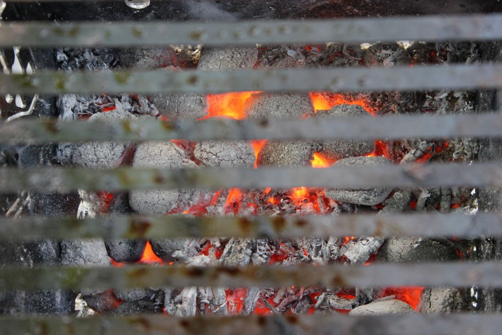 Grillen wie die Profis auf einer Feuerplatte mit integriertem Grillrost von Metallbau Nickel in Sarmstorf