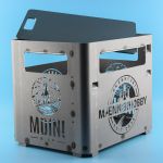 Die geschlossene Feuerplatte ist die perfekte Ergänzung für deine Bierkiste „Maennerhobby“ – das Original aus robustem Metall, das bereits die ideale Grundlage für dein Grill- und Feuererlebnis bietet.